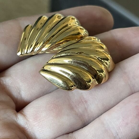 Vintage 1980s NAPIER Earrings Gold Plate Shell Couture Classic Scalloped Design - Picture 2 of 8